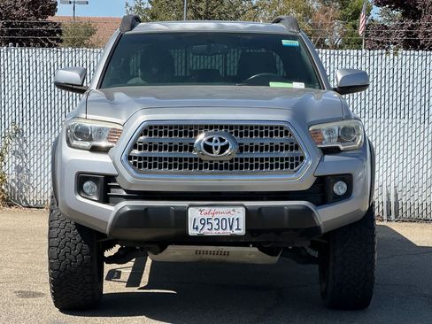 Used 2017 Toyota Tacoma TRD Off-Road AWD/4WD image 8