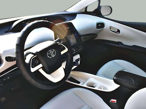 Used 2018 Toyota Prius Two image 10