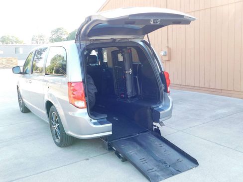 Used 2018 Dodge Grand Caravan GT FWD image 3