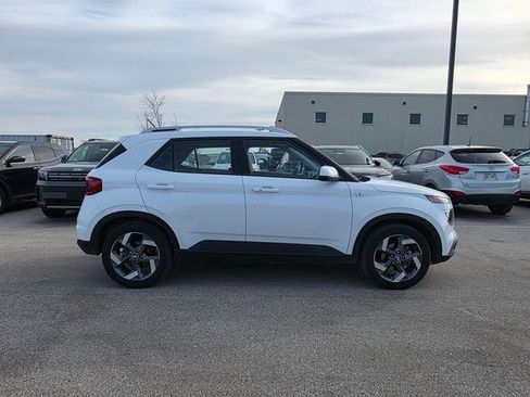 Certified 2025 Hyundai Venue SEL image 4