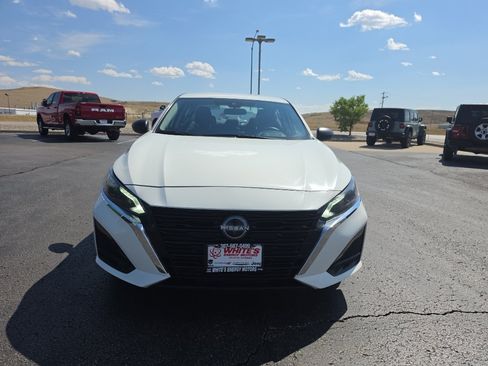 Used 2025 Nissan Altima 2.5 SV AWD/4WD image 2