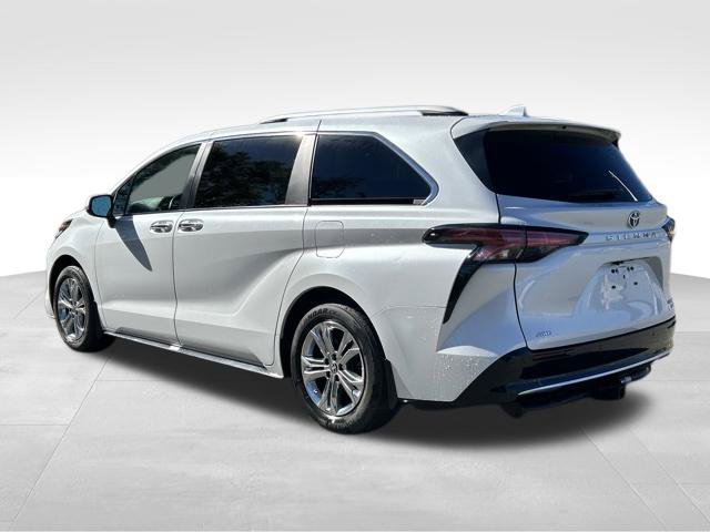 Used 2024 Toyota Sienna Platinum AWD/4WD image 3