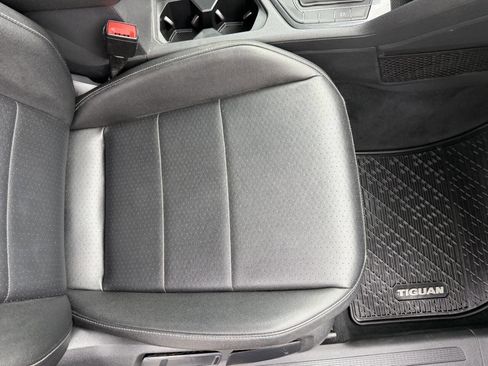 Used 2020 Volkswagen Tiguan SE w/ Panoramic Sunroof Package image 27