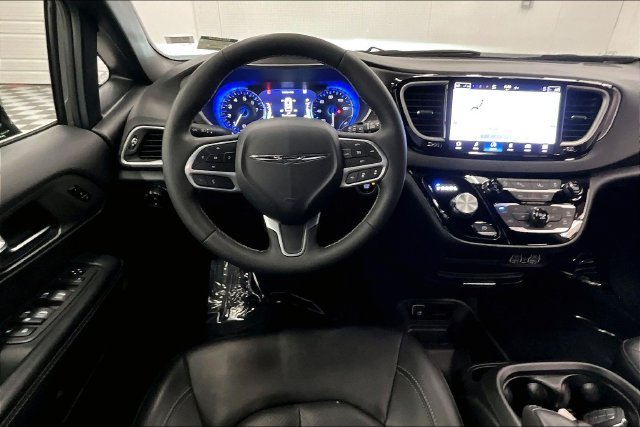 Used 2025 Chrysler Pacifica Select FWD image 6