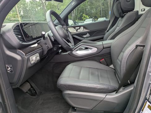 Used 2025 Mercedes-Benz GLS 450 4MATIC image 16