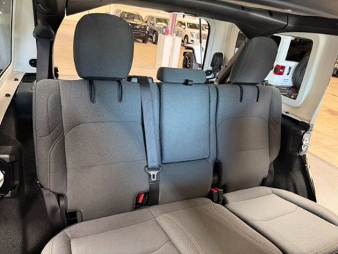 Used 2025 Jeep Wrangler Unlimited Sahara AWD/4WD image 31