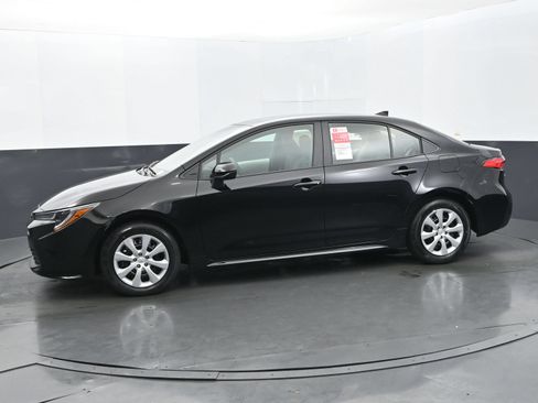 Used 2025 Toyota Corolla LE FWD image 2