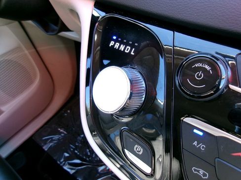 Certified 2024 Chrysler Pacifica Touring-L image 23