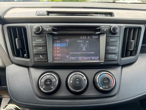 Used 2018 Toyota RAV4 LE FWD image 30