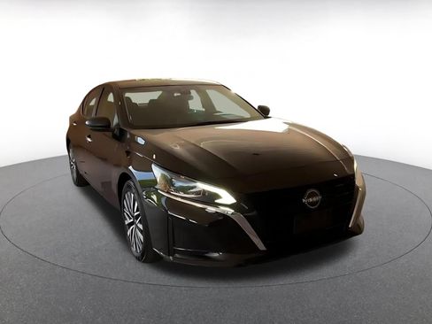 Used 2025 Nissan Altima 2.5 SV FWD image 3