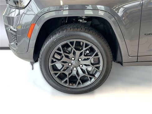 New 2025 Jeep Grand Cherokee Summit image 12