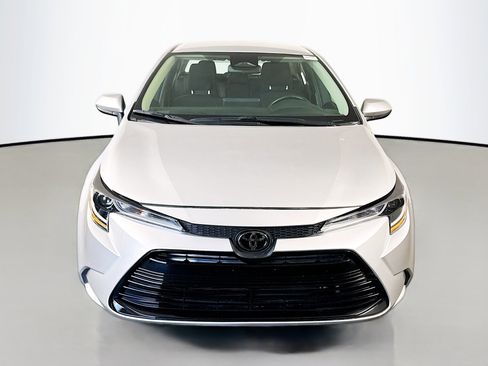 Used 2025 Toyota Corolla LE image 2