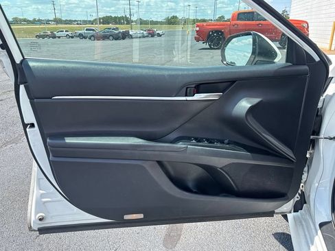 Used 2019 Toyota Camry LE FWD image 6