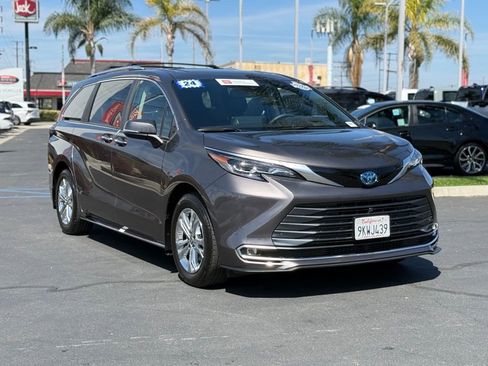 Certified 2024 Toyota Sienna Platinum image 1