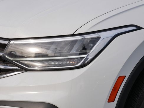 Used 2024 Volkswagen Tiguan SE image 16