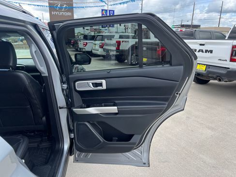 Used 2022 Ford Explorer Limited w/ Equipment Group 301A RWD image 15