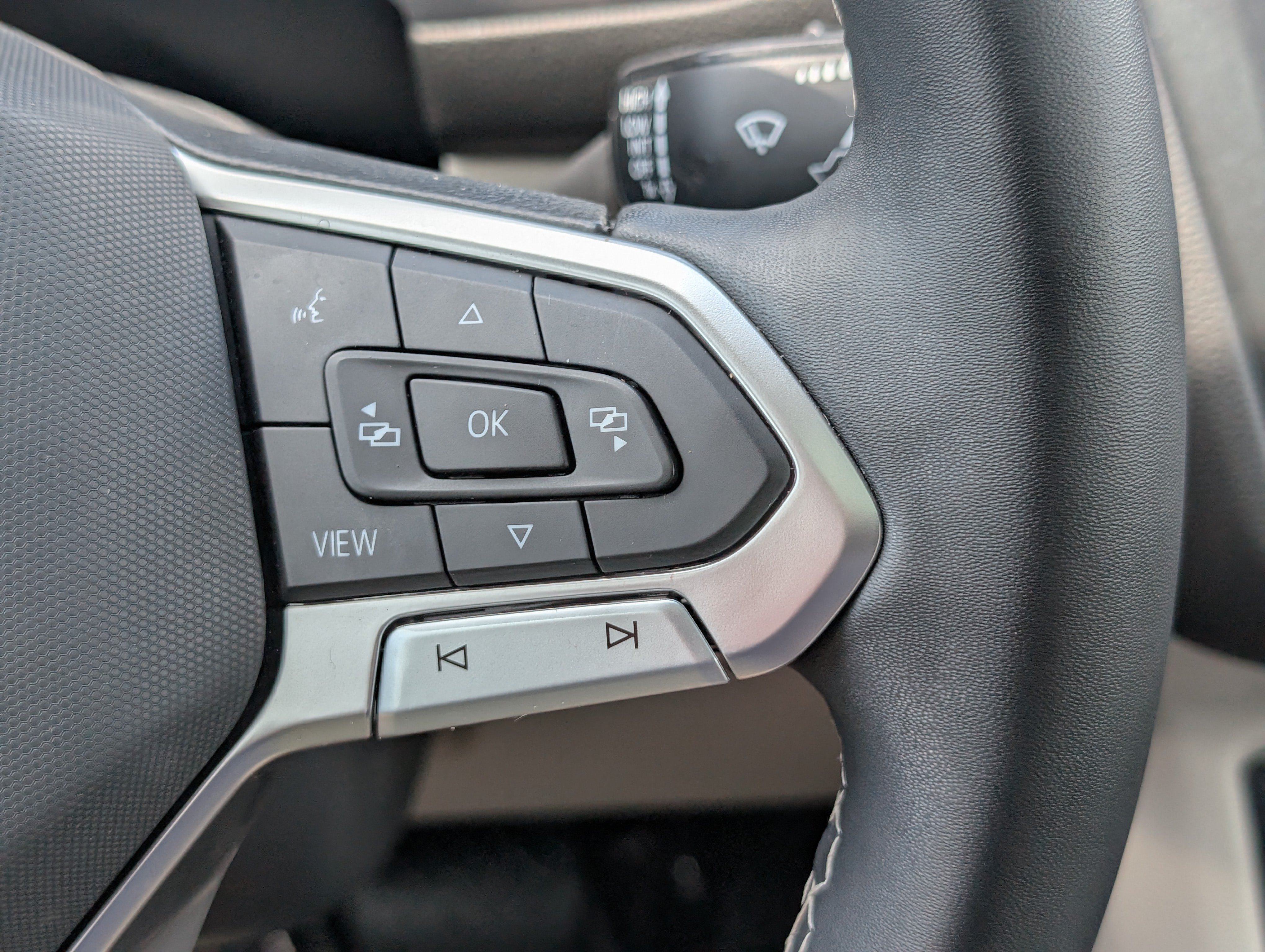 Used 2023 Volkswagen Tiguan SE w/ Panoramic Sunroof Package FWD image 24