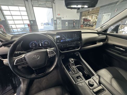 Used 2024 Toyota Grand Highlander Platinum image 2