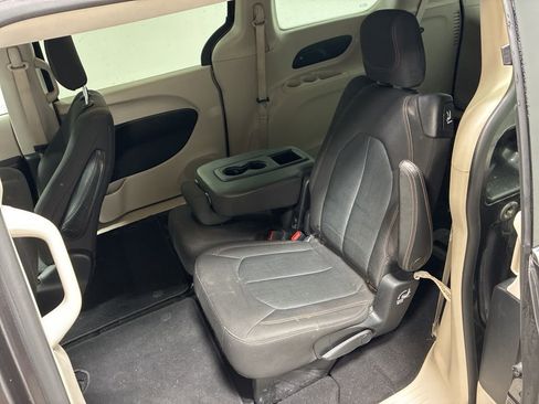 Used 2017 Chrysler Pacifica LX image 9