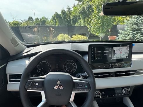 New 2025 Mitsubishi Outlander SE image 25