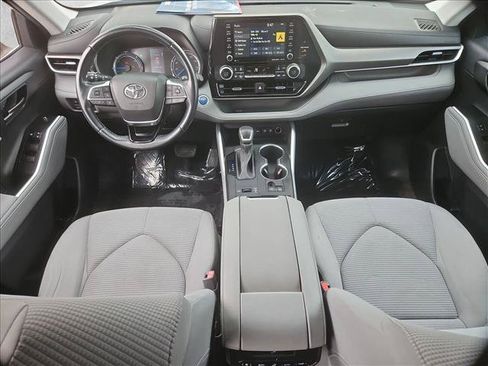 Used 2021 Toyota Highlander LE AWD/4WD image 23