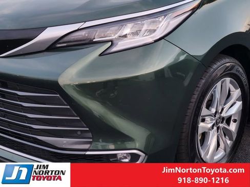 Used 2025 Toyota Sienna Limited AWD/4WD image 11