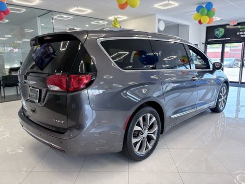 Used 2020 Chrysler Pacifica Limited w/ Tire & Wheel Group FWD image 12