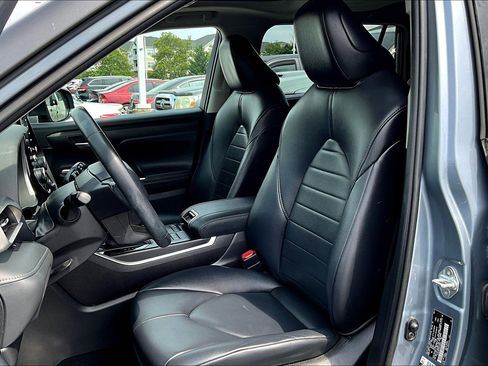 Used 2021 Toyota Highlander XLE image 24