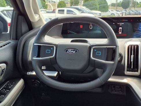 Used 2025 Ford Expedition Active AWD/4WD image 13