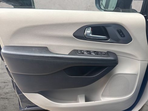 Used 2019 Chrysler Pacifica Limited FWD image 24