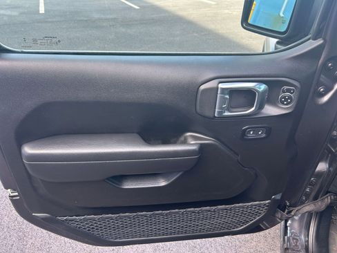 Used 2025 Jeep Wrangler Sport S image 18