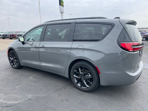 Used 2025 Chrysler Pacifica Limited image 5