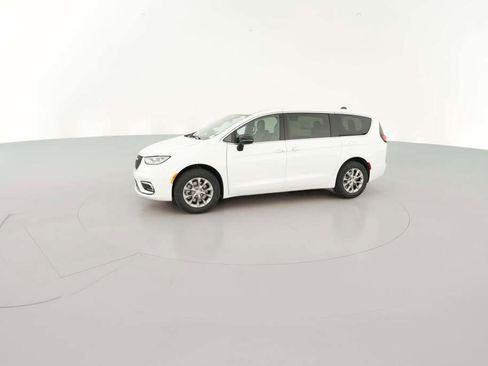 New 2026 Chrysler Pacifica Select image 5