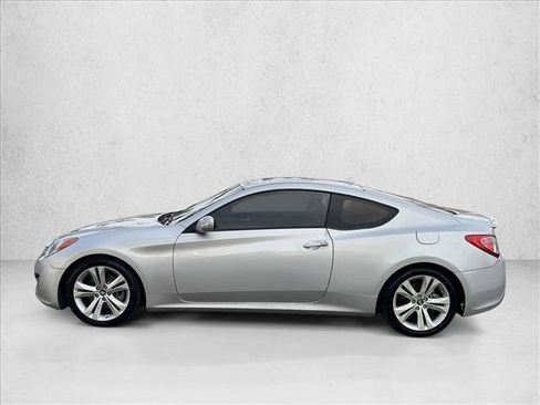 Used 2010 Hyundai Genesis 3.8 image 2