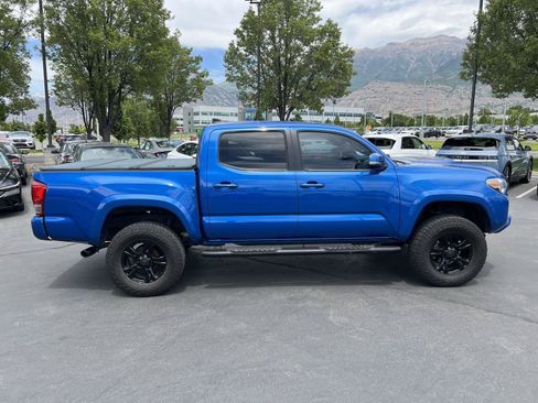 Used 2017 Toyota Tacoma TRD Sport AWD/4WD image 6