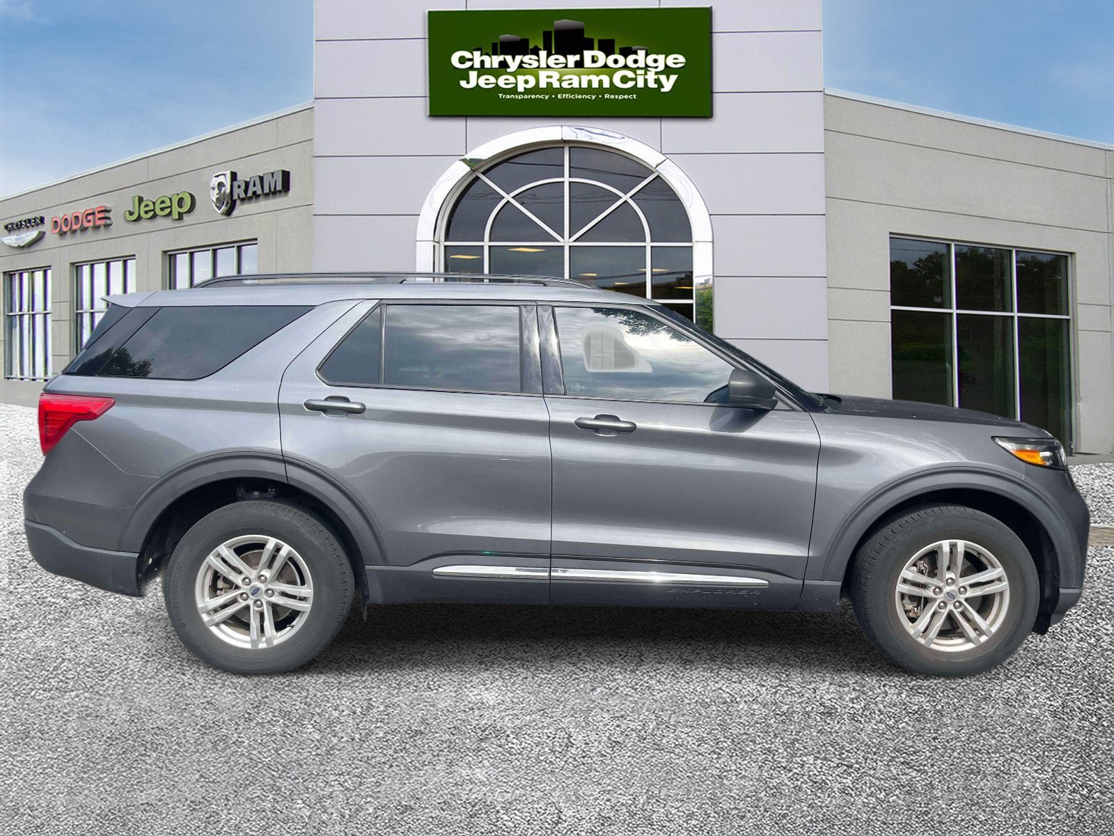 Used 2022 Ford Explorer XLT w/ Equipment Group 202A AWD/4WD image 5