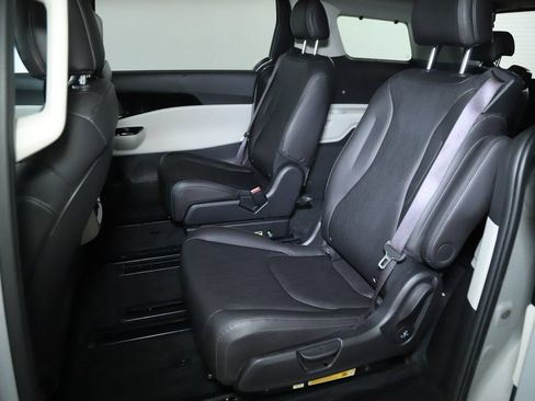 Used 2024 Kia Carnival EX FWD image 15