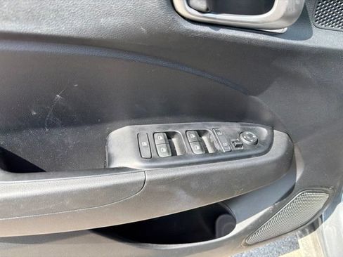 Used 2025 Hyundai Venue SEL FWD image 31