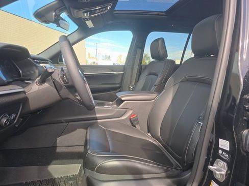 Used 2025 Jeep Grand Cherokee Limited w/ Black Appearance Package image 13