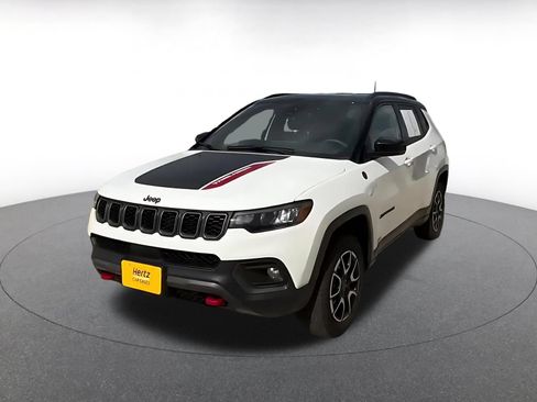 Used 2025 Jeep Compass Trailhawk AWD/4WD image 4