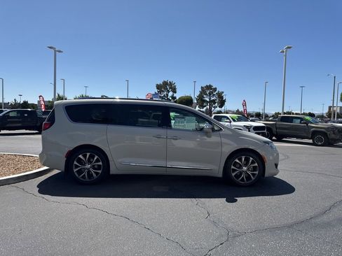 Used 2017 Chrysler Pacifica Limited w/ UConnect Theater Package FWD image 5
