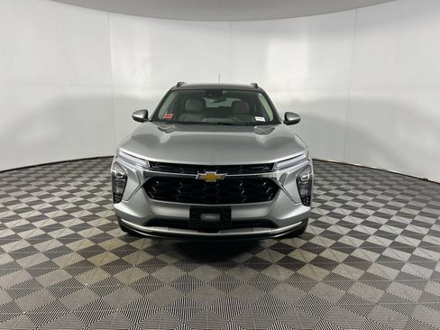 Used 2025 Chevrolet Trax LT w/ LT Convenience Package image 12