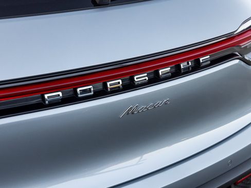 Certified 2025 Porsche Macan image 19