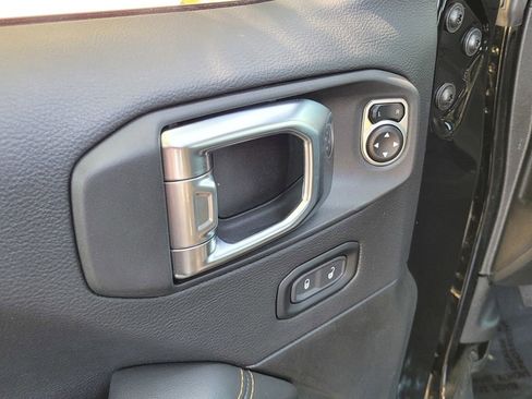 Used 2025 Jeep Wrangler Unlimited Sahara image 16