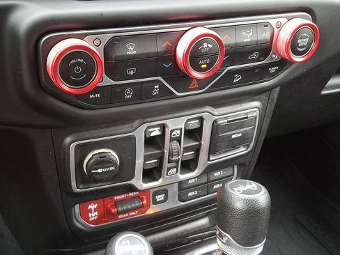 Used 2018 Jeep Wrangler Unlimited Rubicon AWD/4WD image 16