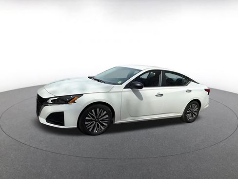 Used 2025 Nissan Altima 2.5 SV FWD image 8