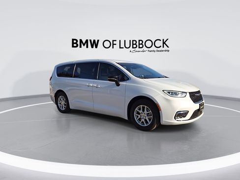 Used 2024 Chrysler Pacifica Touring-L FWD image 2