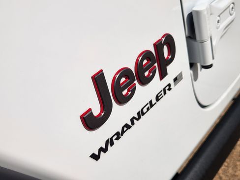 Used 2025 Jeep Wrangler Unlimited Rubicon AWD/4WD image 13