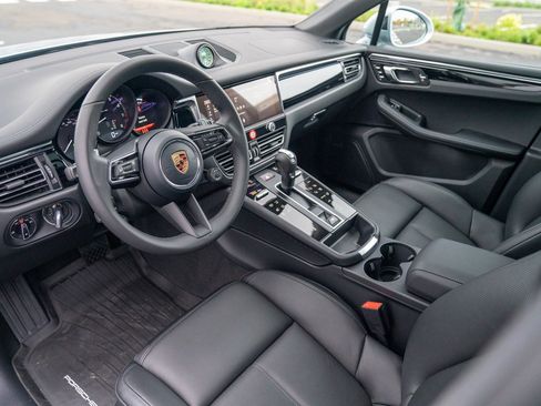 Certified 2026 Porsche Macan AWD/4WD image 4