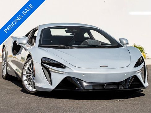 Used 2025 McLaren Artura RWD image 5
